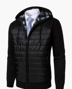 Svart quiltad hoodiejacka med huva - Svart hoodiejacka med quiltad framsida, dragkedja och snörning i huvan. Insidan av huvan har rutigt mönster i grått och vitt. Ärmar och rygg är stickade, vilket ger en schysst mix av material. Perfekt för dig som gillar en sportig och stilren look.