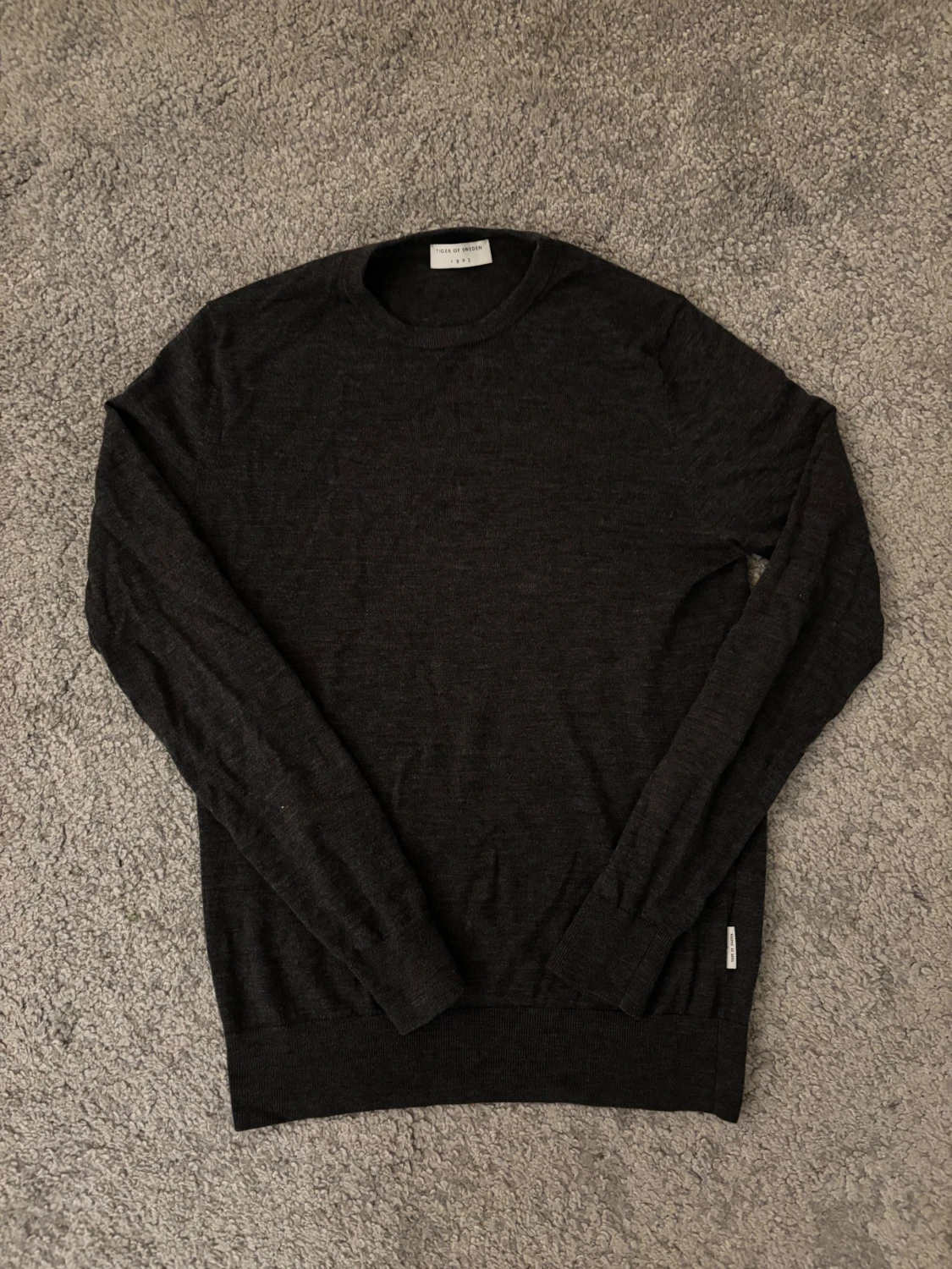 Mörkgrå merinoullströja Tiger of Sweden