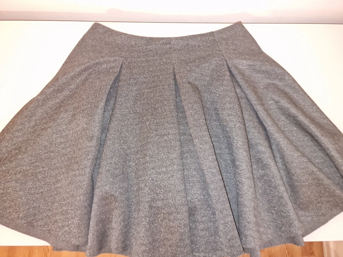 Grå kortkjol från Reserved, storlek 36