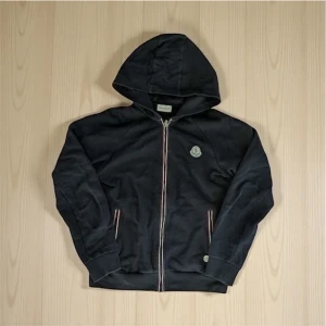 Moncler Zip up Hoodie - Säljer en unik zip up hoodie från moncler. Hoodien är svart och i bra skick. Är i barnstorlek 14 år och skulle uppskatta den sitter ungefär i strl Xs. Hör gärna av er vid frågor elr funderingar!! Såklart är hoodien äkta!!