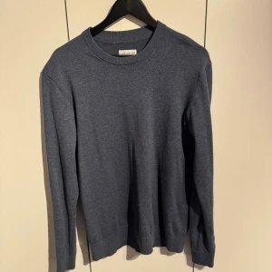 Sweatshirt - Sweatshirt i färgen blå. Storlek M knappt använd nypris ca 600kr säljer för 300kr.