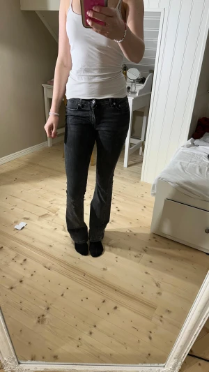 Fina sköna gråa jeans💕 - Riktigt fina o sköna low waist jeans från gina tricot. De är storlek 34 o passar perfekt till en höstig look💕