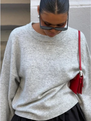 Ljusgrå stickad tröja med rund hals - Mysig ljusgrå stickad tröja med rund halsringning från Nelly så fin 🫶🏼 