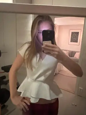 Jättesöt blus!❣️Enda lilla defekten är att jag använt säkerhetsnål vid urigningen så det är en liten defekt från det men inget stort🥰Pris går att diskutera!