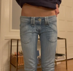 Lågmidjade bootcut jeans! - Säljer dessa jätte snygga lågmidjade bootcut jeans! Midjemåttet- 39 cm. Innerbenslängden- 81 cm. De var ursprungligen bootcut, men inte lika mycket som jag önskade så jag sydde ut dem yttligare som visat i bilden! 💕