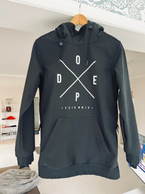 Dope Skidjacka, XXS Svart - Dope Yeti W Skidjacka 2X-Up Black, stl XXS. Smal modell. Mysig, bekväm och snygg softshell som du bär i allt från park till puder. Med ett avancerat softshelltyg kombineras vattentäthet och funktion. Passar en normalstor 10-11-åring, sitter jättebra. Den är ganska tunn så lager på lager under kallare dagar rekommenderas. Tröjan har huva med snörning, magficka och ribbade muddar vid ärmslut och nederkant. 