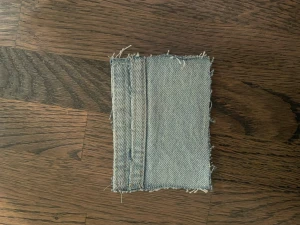 Korthållare tillverkad av återvunna jeans - Vi på ReCase UF tillverkar korthållare tillverkade av gamla jeans. Vi ser så klart till så att kvaliteten på jeansen är bra och tåliga. Hör av er om ni har frågor💙💙Obs! Priset är ej prutningsbart och ni står själva för frakt!
