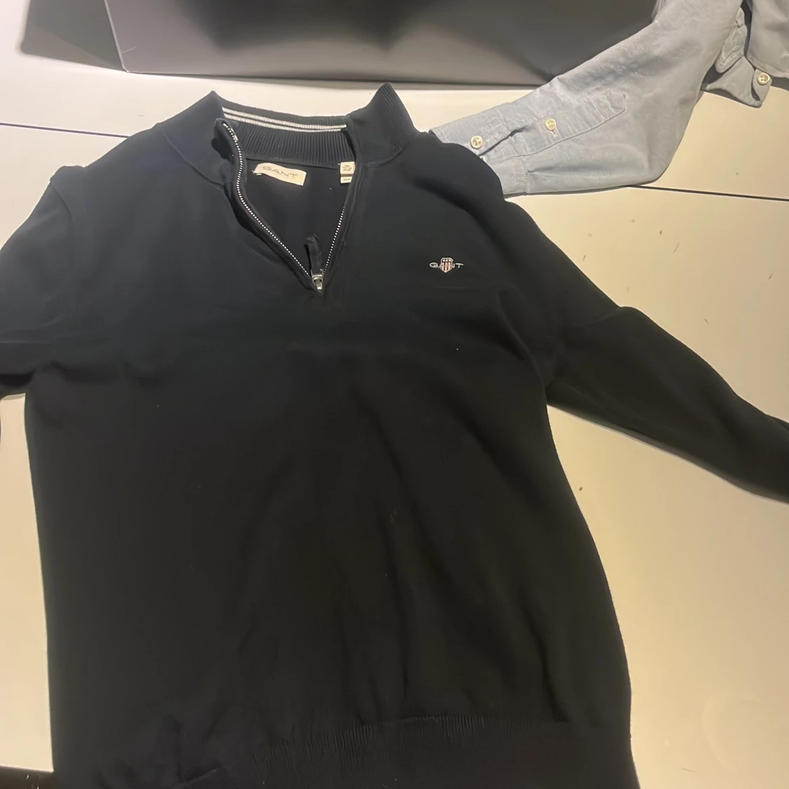 Svart stickad tröja från GANT med zip