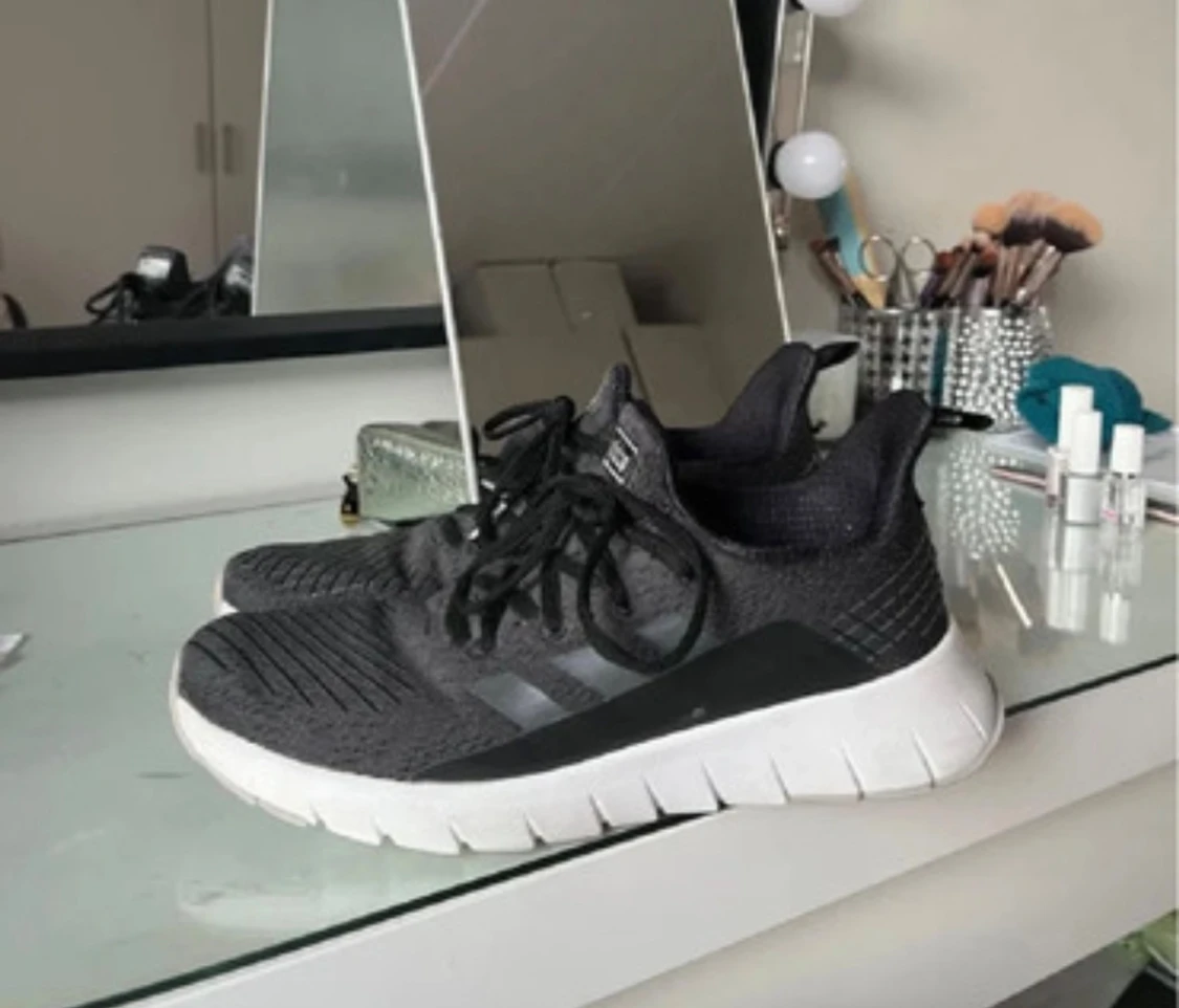 Svarta sneakers med vit sula