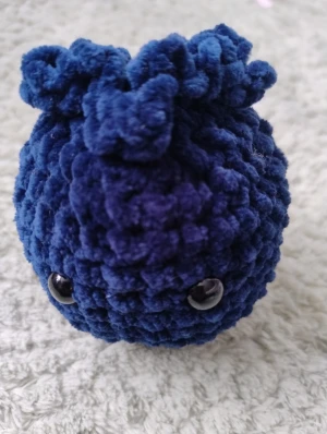 Handgjort virkat blåbär - Handgjort virkat gosedjur i form av ett blåbär. Virkad i fluffigt garn och fylld med mjuk vadd.