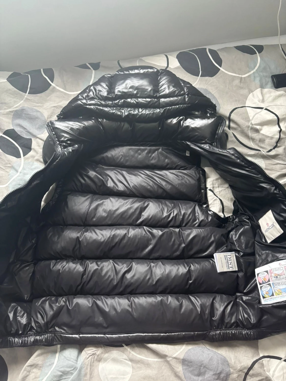 Svart dunväst från Moncler med huva - 1