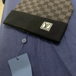 En skön och varm mössa  - Denna mössan är väldigt populär pågrund av den värme, det bästa med denna mössan är inte bara värmen utan själva modellen, perfekt för dig som vill vara stillig och varm under vintern