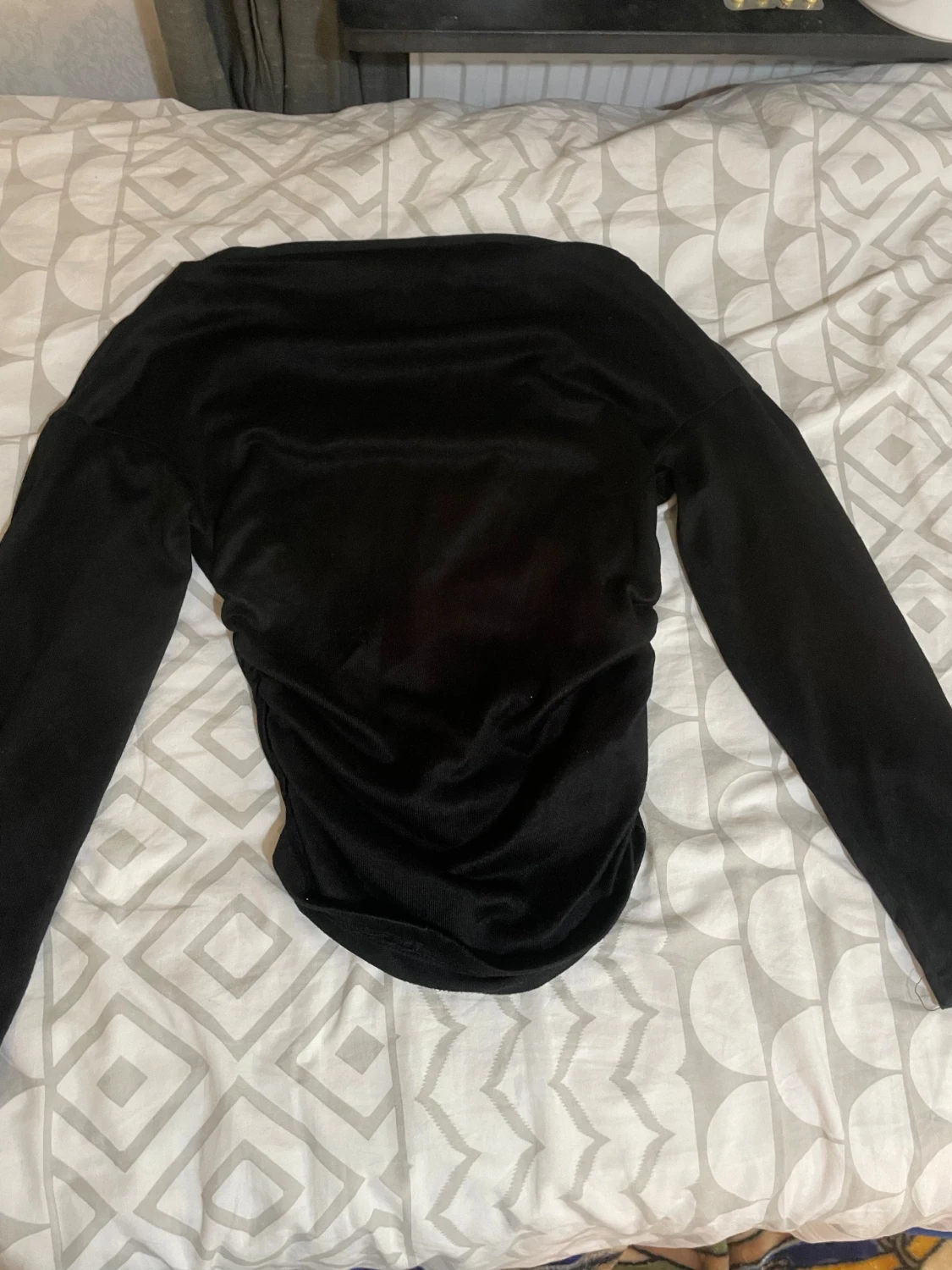 Svart topp med snörning