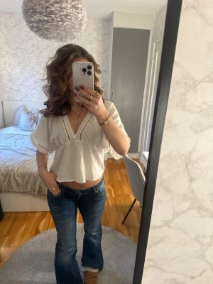 Vit topp💘 - En vit blus från Zara i storlek S💋har en liten fläck på baksidan,(se sista bilden) Annars super fin🥰