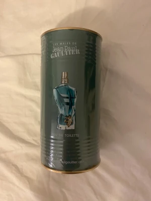 Jean Paul Gaultier Le Beau EdT - Trendig Eau de Toilette från Jean Paul Gaultier, 'Le Beau'. Snygg förpackning och ikonisk flaska. Volym: 75 ml. Perfekt för dig som vill sticka ut med stil.