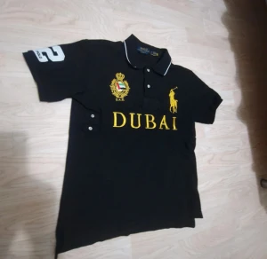 Chief keef polo Ralph Lauren tröja - Säljer min Svarta chief keef polo Ralph Lauren Dubai tröja för jag fick den som resent och det va inte mit storlek. Den har inga defekter helt ny utan prislapp. 500kr pris går att diskuteras 