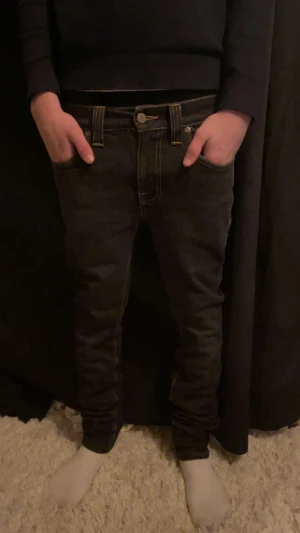 Mörkblåa nudie jeans - Säljer nu mera mina nudie jeans. Personen på bilden är 160-165. Skriv vid funderingar.