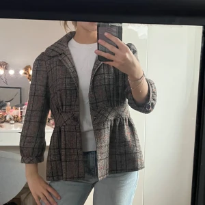 Rutig kappa  - Snygg rutig kappa i brun. Står storlek 12, som referens bär jag xs-s så skulle gissa på att 12 motsvarar S💕 