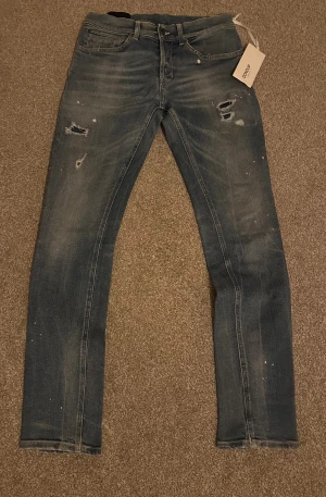 Dondup George jeans  - Hej! Säljer nu dessa sprillans NYA jeansen från dondup i modellen George. Pang pris då nypris ligger strax under 4000kr och landar på 3795kr. Mitt pris är en tredjedel av det. Kvitto ingår även i köpet. Skynda fynda dessa sjukt snygga jeans med riktigt fin passform.