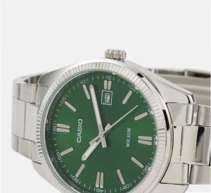 Casio klocka med grön urtavla - Stilren Casio klocka med grön urtavla och datumvisning. Boett och länk i blankt silverfärgat stål ger en clean look. Klockan har tydliga indexmarkeringar och klassisk rund form. Perfekt accessoar för dig som gillar enkel och snygg design.