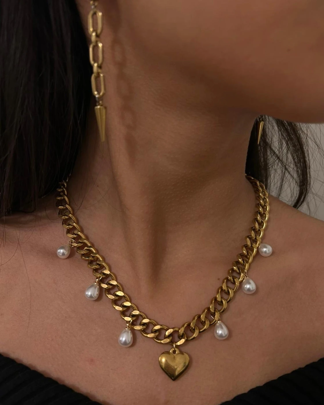 Guldigt halsband med hjärthänge och droppformade pärlor