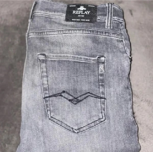 Replay jeans grå - Säljer ett par gråa replay jeans thad i storlek 16A 166cm, köpta från kidsbrandstore. Har endast använt dom 2-3 gånger. De är i ett mycket bra skick utan fläckar elr slitage. Nypris: 800kr . Hör av dig om du har några frågor elr liknande