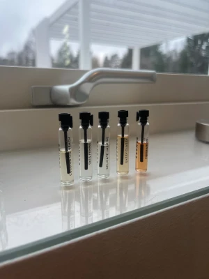 Essence parfymptesters  - Säljer fem essnce: Coco on the Beach, Très Femme, Delicate Jasmine, Sassy Classy och Feminia fiori. Perfekt för dig som vill testa nya dofter <3 🌸🥥🌴