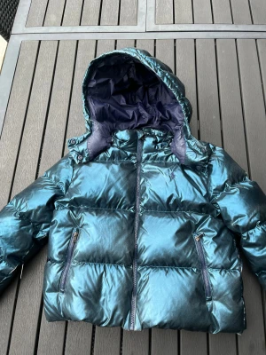 Ralph lauren puffer jacka - Ralph lauren vinterjacka i använt skick, inga större fel men den är smutsig och har en del saker som visas på bild 3-5, passar XS-XXS