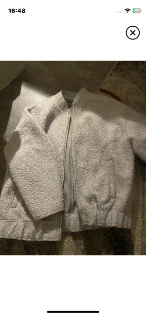 Ljusgrå teddyjacka från Zara XS - Mysig ljusgrå teddyjacka från Zara i storlek XS. Jackan har en fluffig textur, dragkedja framtill och två fickor. Perfekt för kyliga dagar när du vill ha en stilren och bekväm look.