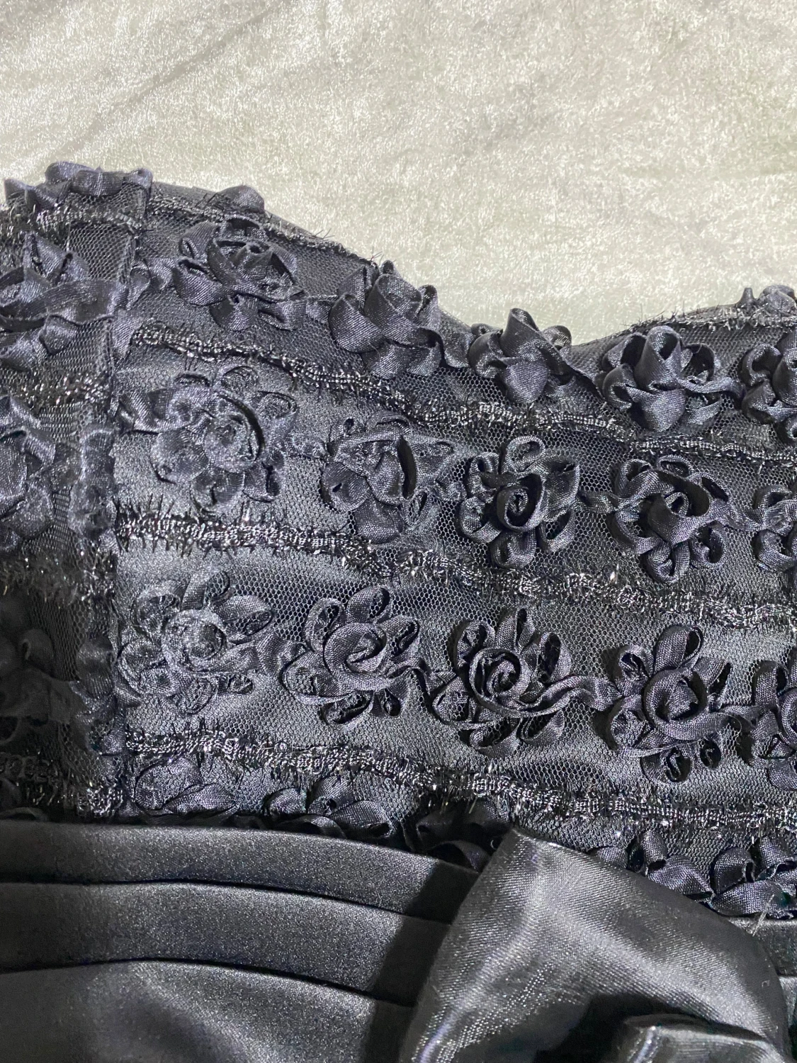 Svart axelbandslös kortklänning med rosett - 2