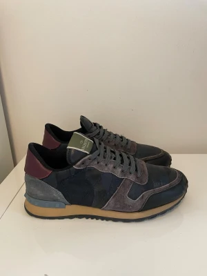 Valentino Rockrunner skor - Säljer nu dessa Valentino rockrunner skor, skriv för fler bilder/frågor🙌🏼