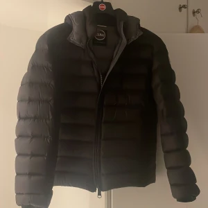 Colmar Dunjacka - Säljer min nyköpta colmar jacka som är iprincip oanvänd. Det är storlek 52. Nypris är 6000kr. Är flexibel med pris.