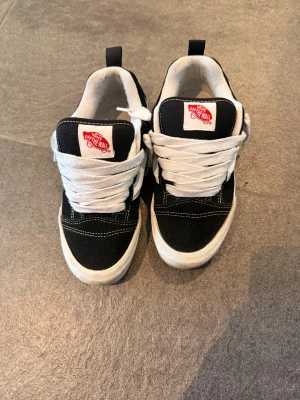 Vans skor  - Bra skick. Lite tecken på användning som man ser på bilden då de är smutsiga men det går att få bort. Nypris 800kr säljer för 350