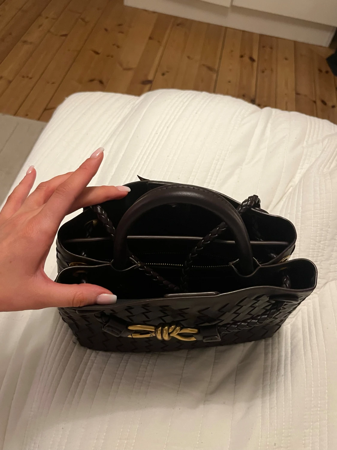 Mörkbrun handväska med flätad design - 1