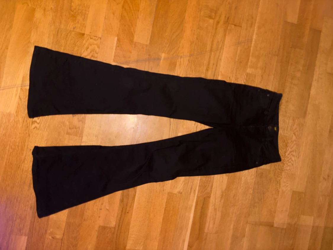 Svarta bootcut LEE jeans
