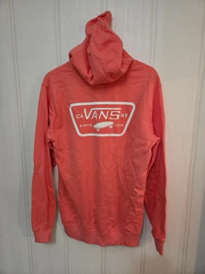 Vans full patch hoodie - Säljer en coral rosa hoodie från vans i stl S. Nypris ca 700, säljes för 200. Den är i bra men använt skick, djur finns i hemmet så lite katt/hund hår kan medfölja