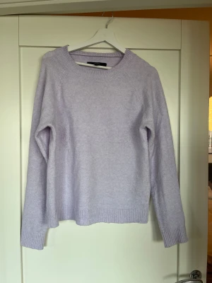 Ljuslila stickad tröja Vero Moda - Mysig ljuslila stickad tröja från Vero Moda i storlek L. Tröjan har rund hals, ribbade muddar vid ärmslut och nederkant samt långärmad passform. 