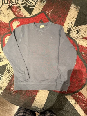 Ljusblå sweatshirt från Scalpers - Den är helt ny och har inte kunnat göra en retur på den. Original priset är:1000kr men jag säljer den nu för 399kr. Storlek M men kan passa L