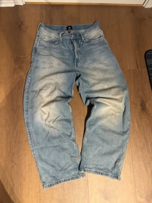 Acne Studios Inspirerade Jeans - Baggy Acne Studios Inspirerade H&M jeans med fakesmuts och slitningar i storlek 30/32 herr Originalpris 600