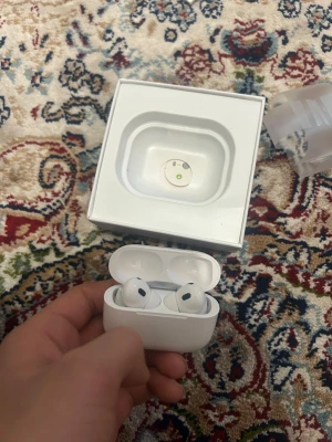 Apple AirPods Pro 2  - Säljer ett par vita Apple AirPods Pro med trådlöst laddningsetui. De har en stilren och kompakt design med silikonproppar för bättre passform och brusreducering. Kommer i originalförpackning. Perfekta för musik, samtal och träning. Har inte använt en enda gång kommer med laddare och allting som är med avån storleken 