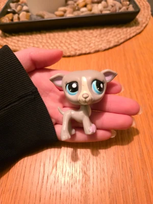 Littlest pet shop - Littlest pet shop rådjur, skick som på bilden Finns fler i min profil för samfrakt. Följ gärna mitt konto då jag kommer lägga upp fler figurer😊
