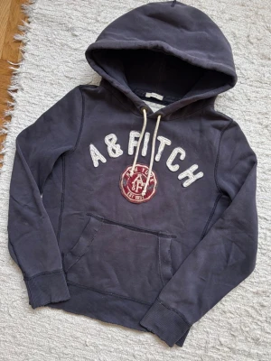 Vintage A&F Hoodie - En extremt snygg hoodie från det populära märket ”Abercrombie & Fitch”! Hör av dig vid frågor.