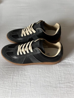 Maison margiela gats svarta - Ett par riktigt feta svarta gats i storlek 43. Skickar alltid inom 24 timmar om inte samma dag ✅🚚