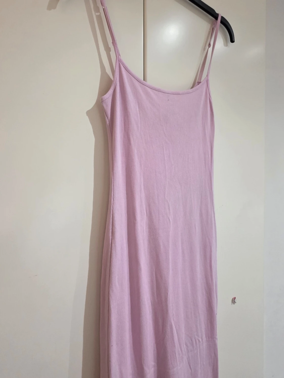 Ljusrosa långklänning med smala axelband - 1