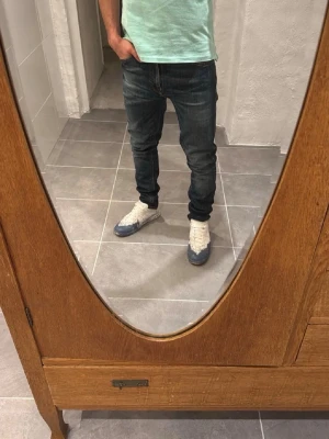 Nudie jeans  - Ett par snygga byxor från nudie i storlek W28 L32 i modellen iron blue