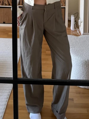 Vida  kostymbyxor - Kostymbyxor i storlek S. Pressveck och medel till hög midja🤎🤍🤎🤍JJXX 29/32