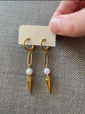 Guldiga örhängen  - Guldiga örhängen