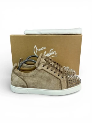 Christian Louboutin | 42 - Beigea loubs i mocka - Väldigt sällsynt & eftertraktad färg - Skick 9,8/10 nypris +9000kr - Size 42 - Äkthetscertifikat, Box & Dustbags medföljer - Hör av dig vid eventuella funderingar!