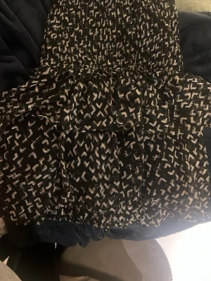 Svart volangkjol med mönster - Säljer en svart kjol ifrån Lindex, osäkernpå storlek men tror XS