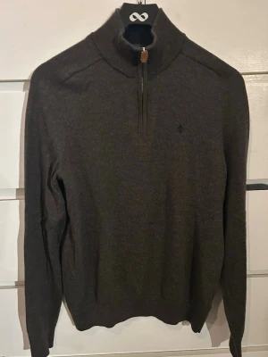 Mörkbrun stickad halvziptröja från Morris  - Storlek M. Använd ca 10 gånger